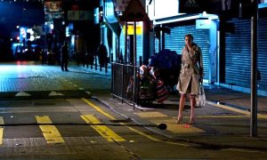 Frédérique Bel en imperméable et talons aiguilles incarne la fugitive française Catherine Trinquier au cœur d'un Hong Kong interlope dans le film Les Nuits rouges du bourreau de Jade en 2009