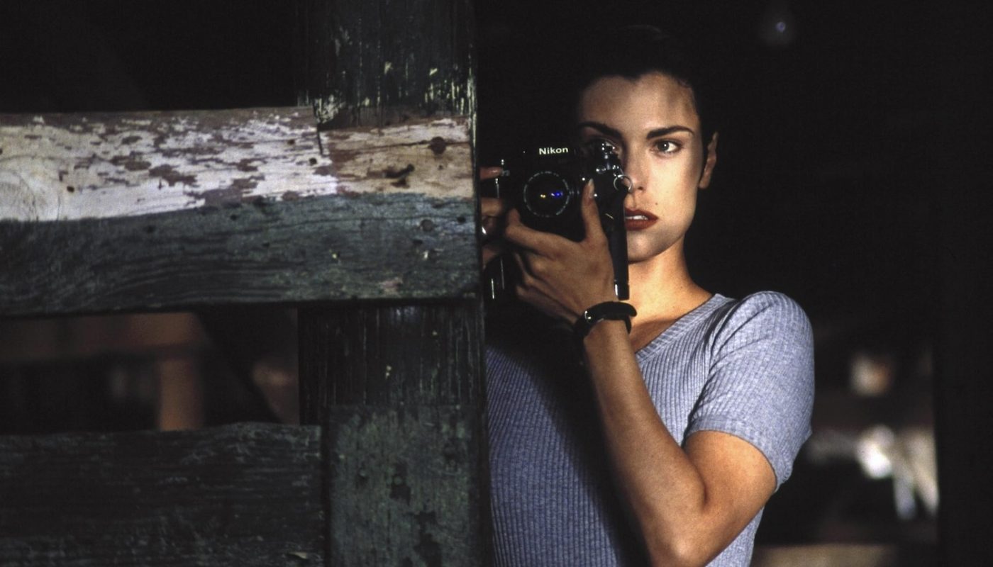 Michelle Forbes est Carrie Laughlin photographe dans le film Kalifornia en 1993