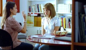 Michelle Jenner incarne une jeune femme qui tente de se reconstruire avec une psychologue après avoir été abusée dans le film N'aie pas peur de Montxo Armendáriz en 2011