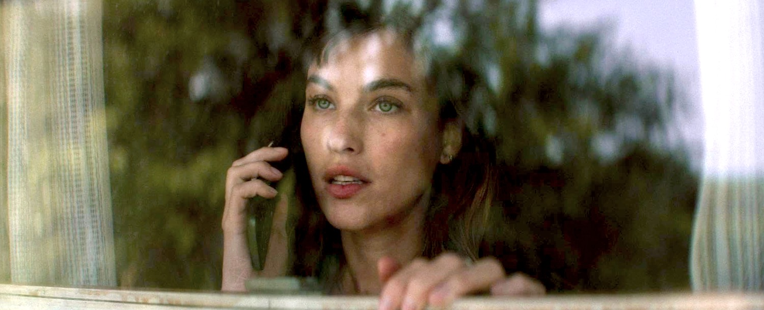Jessica incarnée par Rainey Qualley est la prisonnière de deux hommes pervers à l'intérieur d'une maison isolée dans le film Shut in en 2022