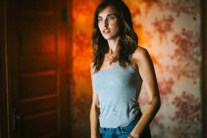 Jessica jouée Rainey Qualley devient la captive de deux pervers dans le film Shut in en 2022
