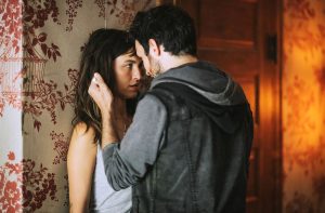 Rainey Qualley interprète Jessica séquestrée par son ex-compagnon dans le film Shut in en 2022