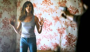 Jessica incarnée par Rainey Qualley devient la prisonnière de deux hommes vicieux dans le film Shut in en 2022