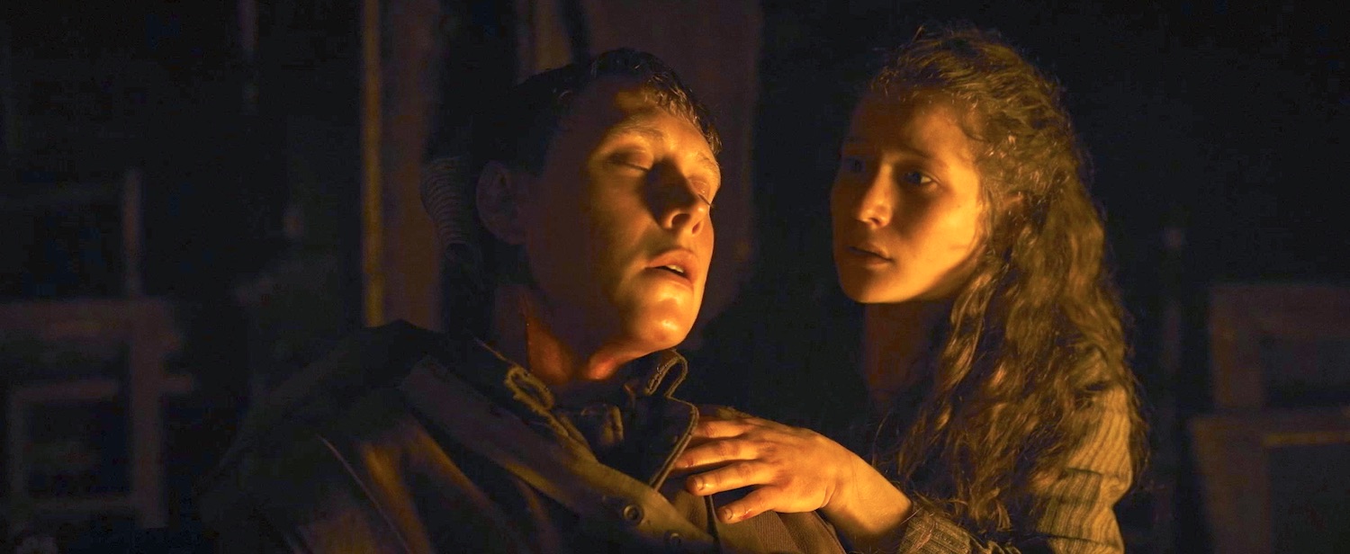 George MacKay incarne le caporal suppléant William Schofield aux côtés de Claire Duburcq qui incarne Lauri dans le film 1917