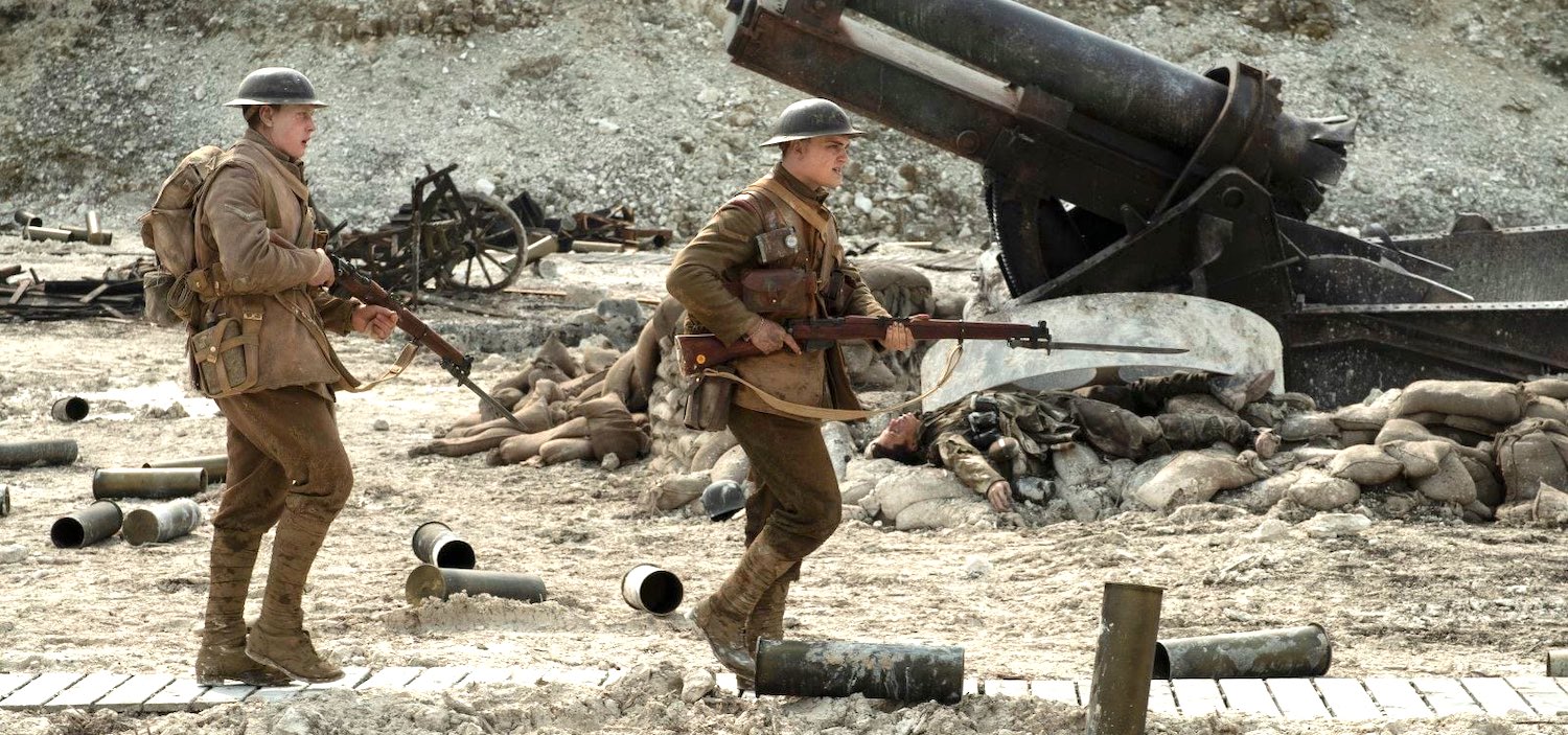 Dean-Charles Chapman incarne Tom Blake et George MacKay incarne William Schofield dans le film de guerre 1917 réalisé par Sam Mendes