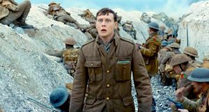 Le caporal Schofield interprété par l'acteur George MacKay hagard sur le front français lors de la Première Guerre mondiale dans le film 1917
