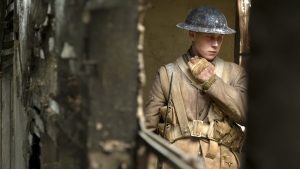Le caporal suppléant William Schofield s'est profondément entaillé la main droite sur des fils de fer barbelés en rampant hors des tranchées alliées dans le film 1917