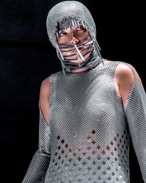 Florence Pugh porte une robe en cotte de mailles et un camail protecteur car elle interprète une Princesse guerrière dans le film Dune Deuxième Partie en 2024