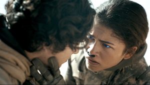 Paul Atréides et Chani interprétés par Timothée Chalamet et Zendaya laissent enfin libre cours à leur amour naissant dans le film Dune Deuxième Partie en 2024
