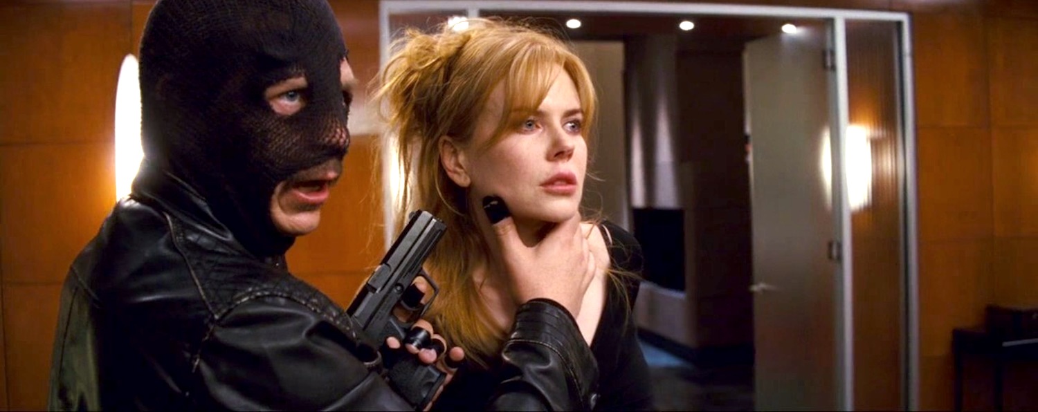 Sarah Miller interprétée par Nicole Kidman est retenue en captivité par des intrus dans sa propre maison en devant se soumettre à leurs ordres les plus pervers dans le film Effraction en 2011