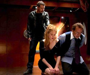 Sarah Miller incarnée par Nicole Kidman soumise à genoux aux côtés de son mari doit obéir aux ordres les plus ignobles de Elias interprété par Ben Mendelsohn dans le film Effraction en 2011