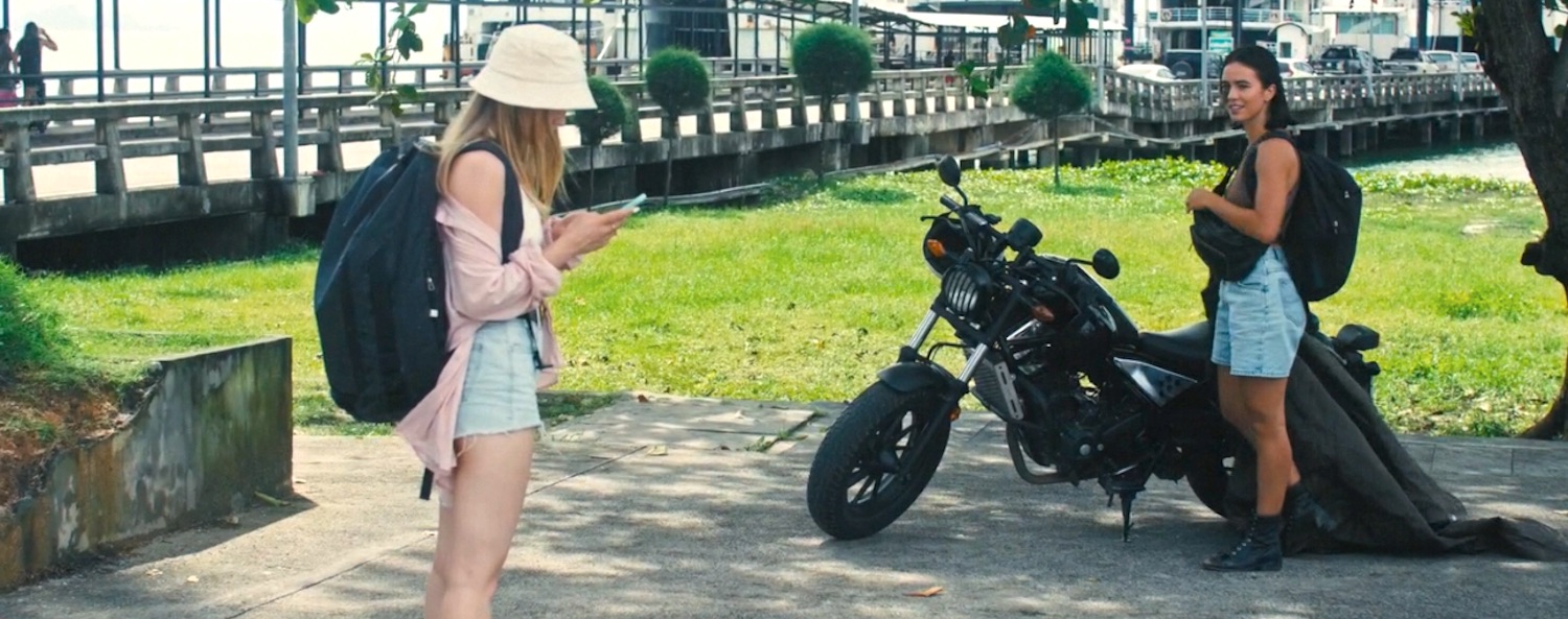 Emily Tennant retrouve Cassandra Naud à côté d'une Honda Rebel avant de partir pour une excursion particulièrement désinhibée dans le film Influencer en 2023