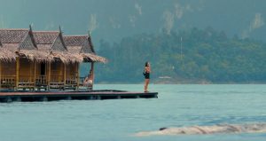 Cassandra Naud en minijupe très courte et Emily Tennant sur le magnifique lac Cheow Lan à l'intérieur du parc national de Khao Sok en Thaïlande dans le film Influencer en 2023