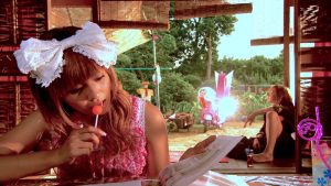 Kyoko Fukada lèche une sucette sans se soucier de la suggestion induite par les mouvements de sa langue devant sa copine Anna Tsuchiya dans le film Kamikaze Girls en 2004