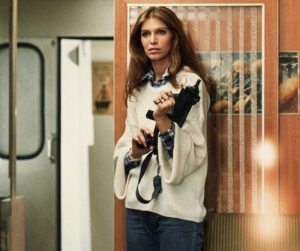 Ann Turkel tient entre ses mains un pistolet-mitrailleur Beretta M12 lorsque les passagers tentent de prendre d'assaut le train en se rebellant contre les militaires dans le film Le Pont de Cassandra en 1976