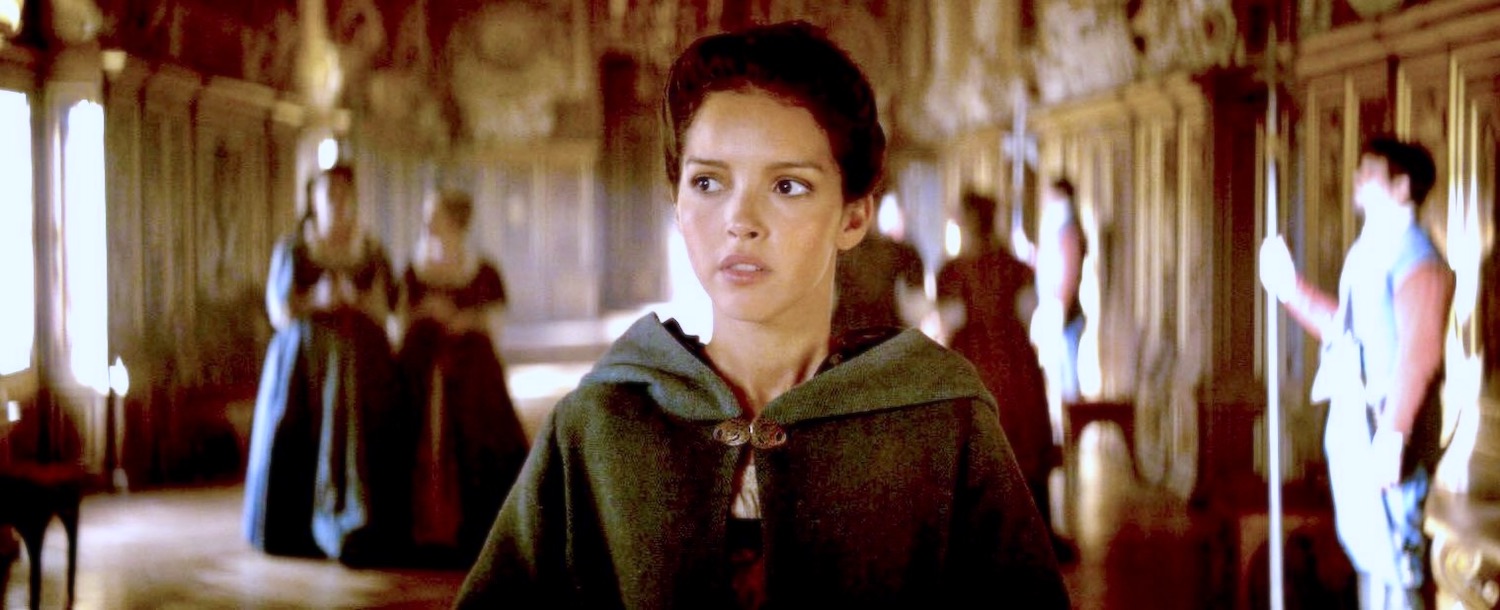 Lyna Khoudri incarne Constance Bonacieux qui devient la confidente et la lingère de la Reine Anne d'Autriche dans le film Les Trois Mousquetaires D'Artagnan en 2023
