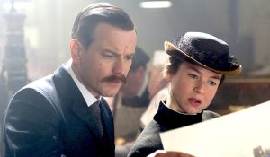 Beatrix Potter incarnée par Renée Zellweger et son éditeur Norman Warne incarné par Ewan McGregor découvrent les premières épreuves du conte The Tale of Peter Rabbit dans le film Miss Potter en 2006
