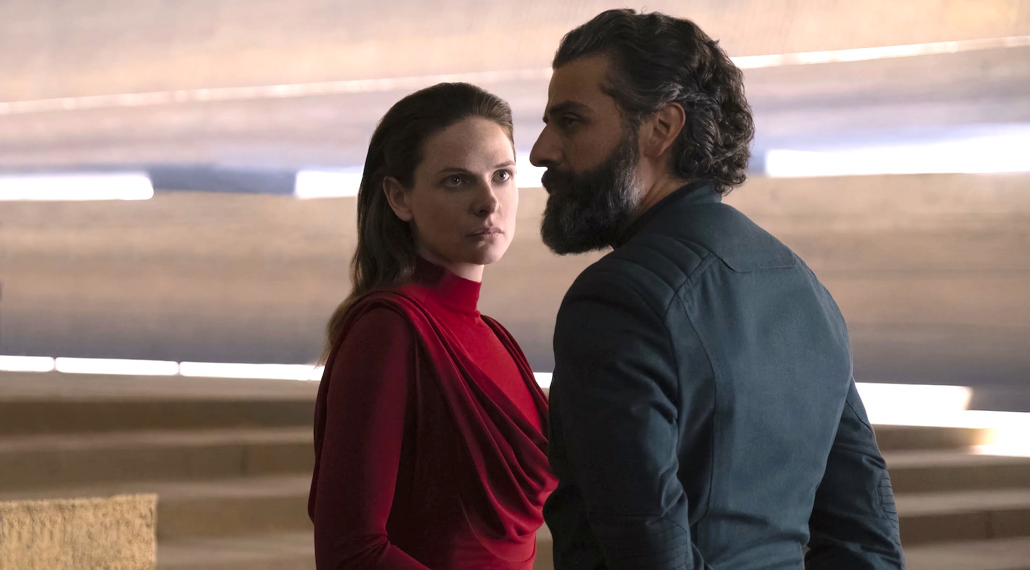 Rebecca Ferguson incarne Dame Jessica qui a bravé l'Ordre pour donner un héritier au Duc Leto Atréides incarné par Oscar Isaac dans le film Dune de 2021