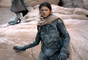 L'actrice Zendaya interprète Chani jeune guerrière Fremen qui porte un distille pour survivre sur les sols arides de la planète Arrakis dans le film Dune de 2021