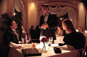 Danny Ocean interprété par George Clooney se retrouve dans le rôle du mari cocu par son ex-femme Tess Ocean interprétée par Julia Roberts désormais en couple avec Terry Benedict interprété par Andy Garcia dans le film Ocean's Eleven en 2002