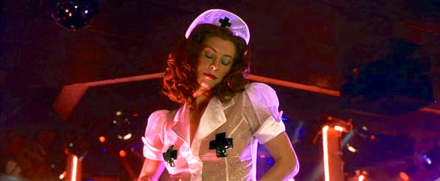 Kelly Adkins interprète une danseuse de lap-dance à l'intérieur d'un club de lap-dancing dans le film Ocean's Eleven en 2002