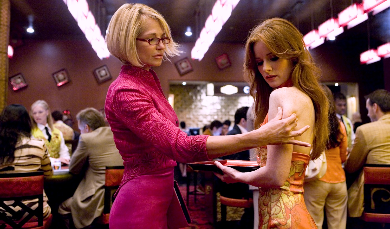 Abigail Sponder interprétée par Ellen Barkin inflige une humiliation publique à la jeune serveuse interprétée par Kris Kane en palpant son corps sans égards dans le film Ocean's Thirteen en 2007