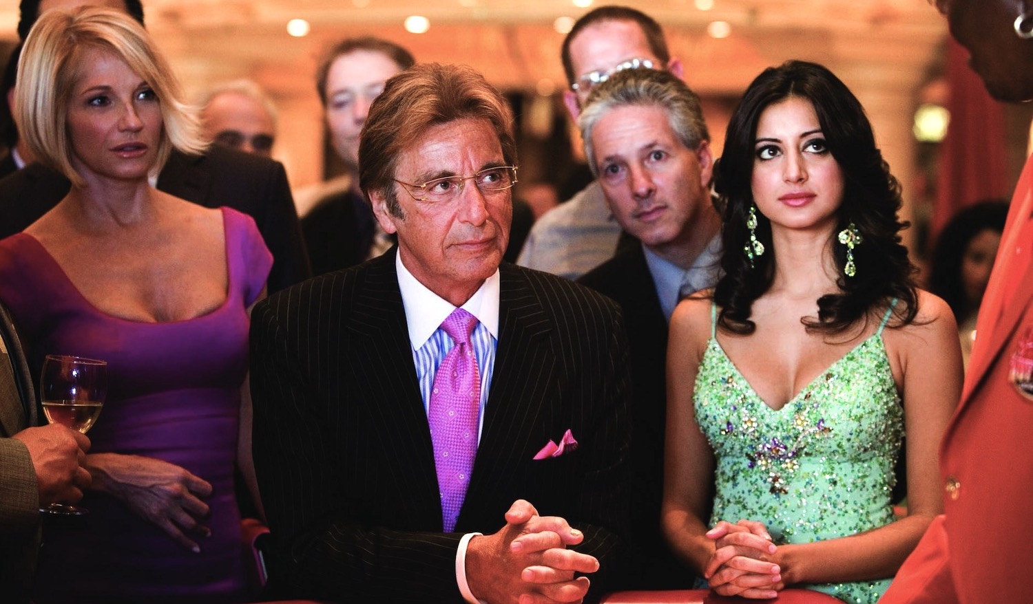 La jeune hôtesse de l'exposition égyptienne interprétée par Noureen DeWulf ne dissimule pas son intérêt pour Willy Bank le séduisant directeur de casino interprété par Al Pacino dans le film Ocean's Thirteen en 2007