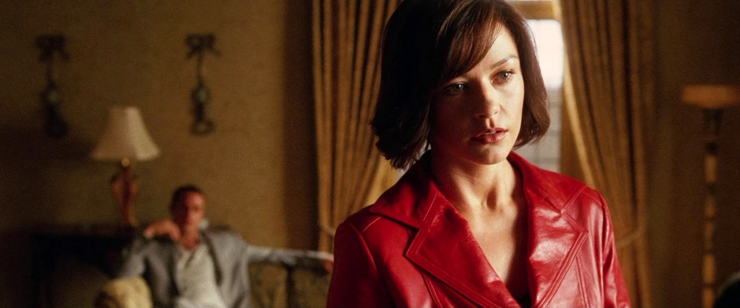 La magnifique veste en cuir rouge de Catherine Zeta-Jones dans le film Ocean’s Twelve a inspiré toute une génération de jeunes femmes à la mode désireuses de séduire des hommes comme Brad Bitt