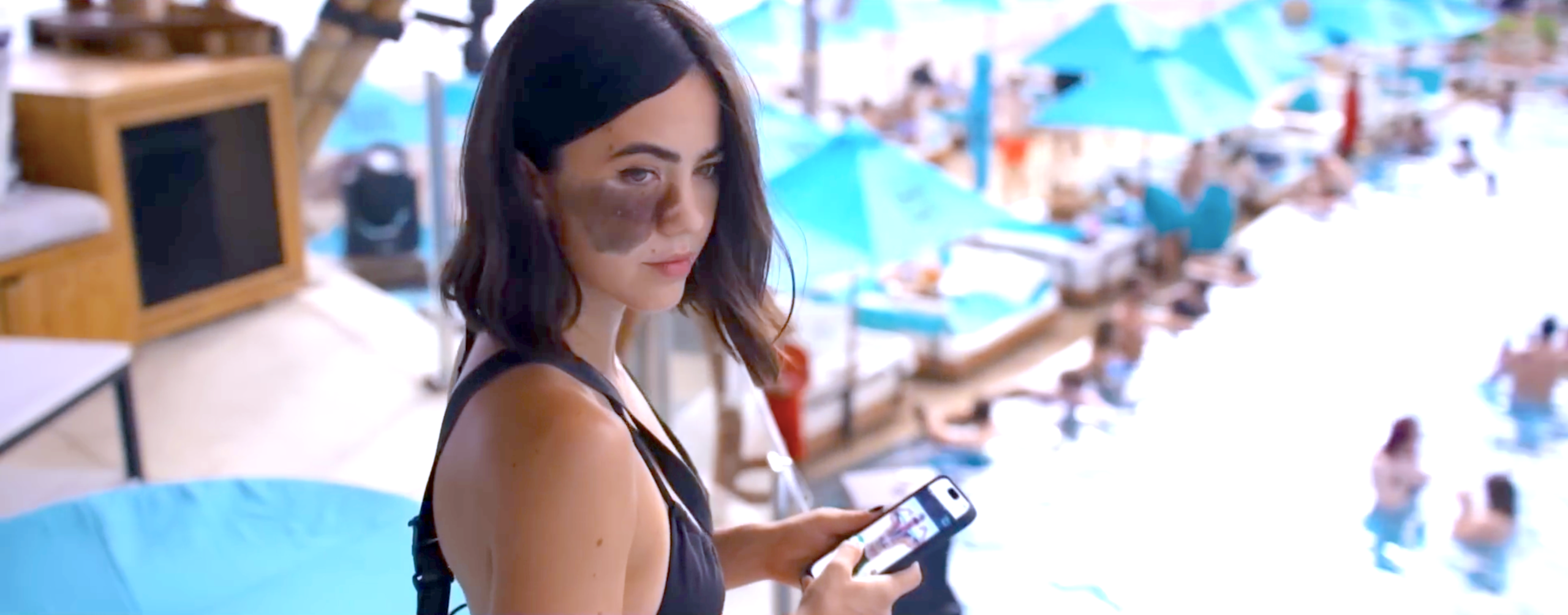 CW jouée par Cassandra Naud utilise les réseaux sociaux sur son smartphone pour entrer en contact avec des hommes qu'elle adore manipuler après les avoir envoûté au bord de la piscine du Finns Beach Club de Canggu en Indonésie dans le film Influencers en 2025