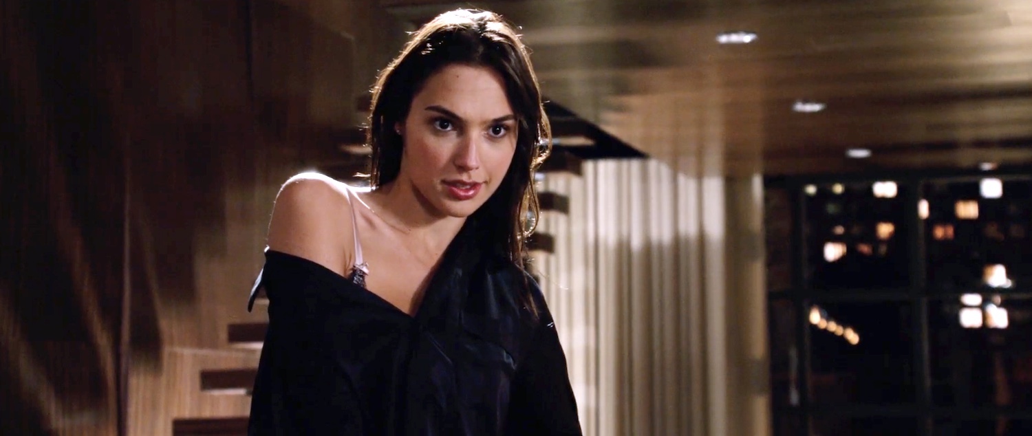 Natanya interprétée par Gal Gadot invite spontanément le couple Foster à faire l'amour avec elle et son petit ami dans le film Crazy Night en 2010