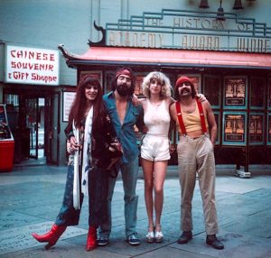 Cheech Marin et Tommy Chong et Zane Buzby et Wally Ann Wharton posent sur le trottoir de Hollywood Boulevard au moment de la sortie du film Faut trouver le joint dans les salles de cinéma américaines en 1978