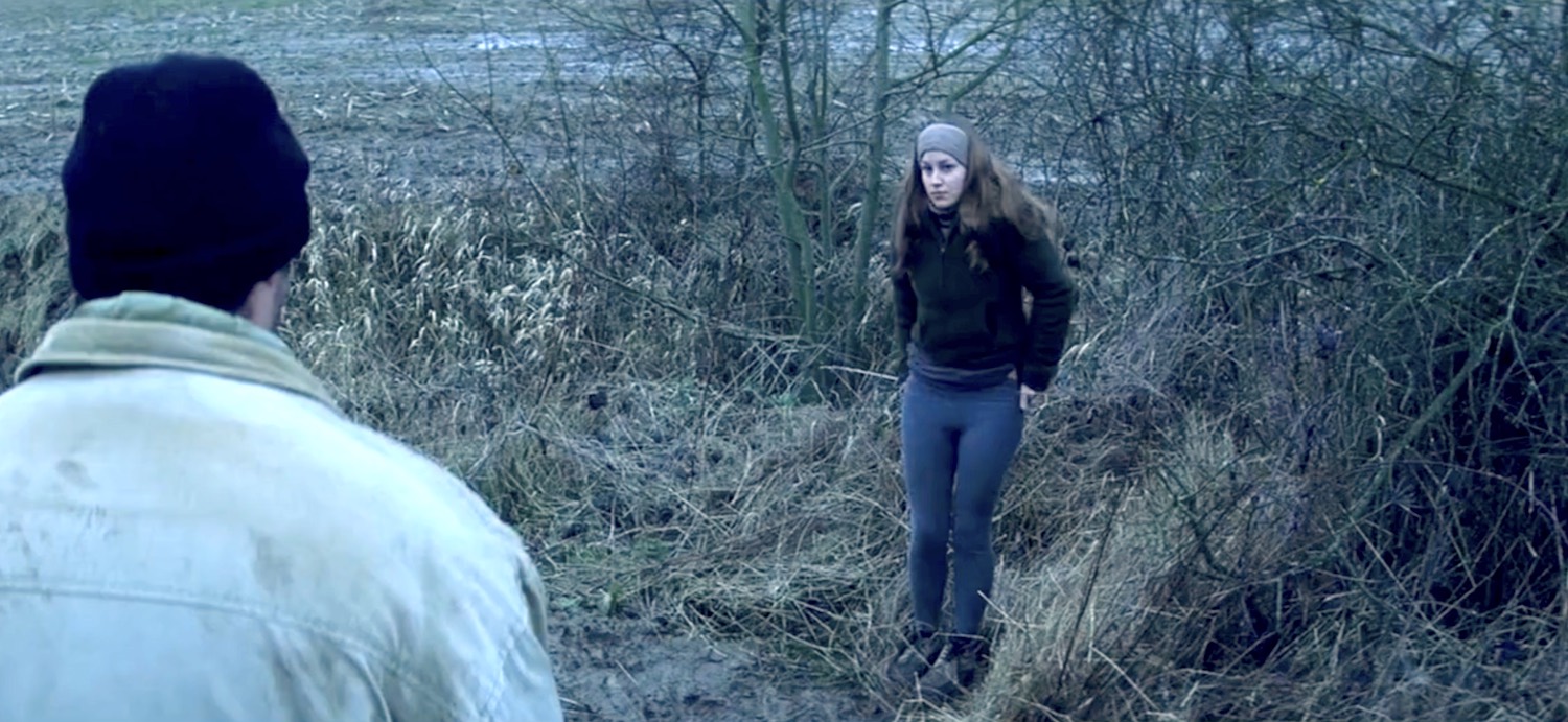 Barbe interprétée par Adélaïde Leroux baisse son pantalon sans pudeur afin de s'offrir à l'homme en face d'elle dans le film Flandres en 2006