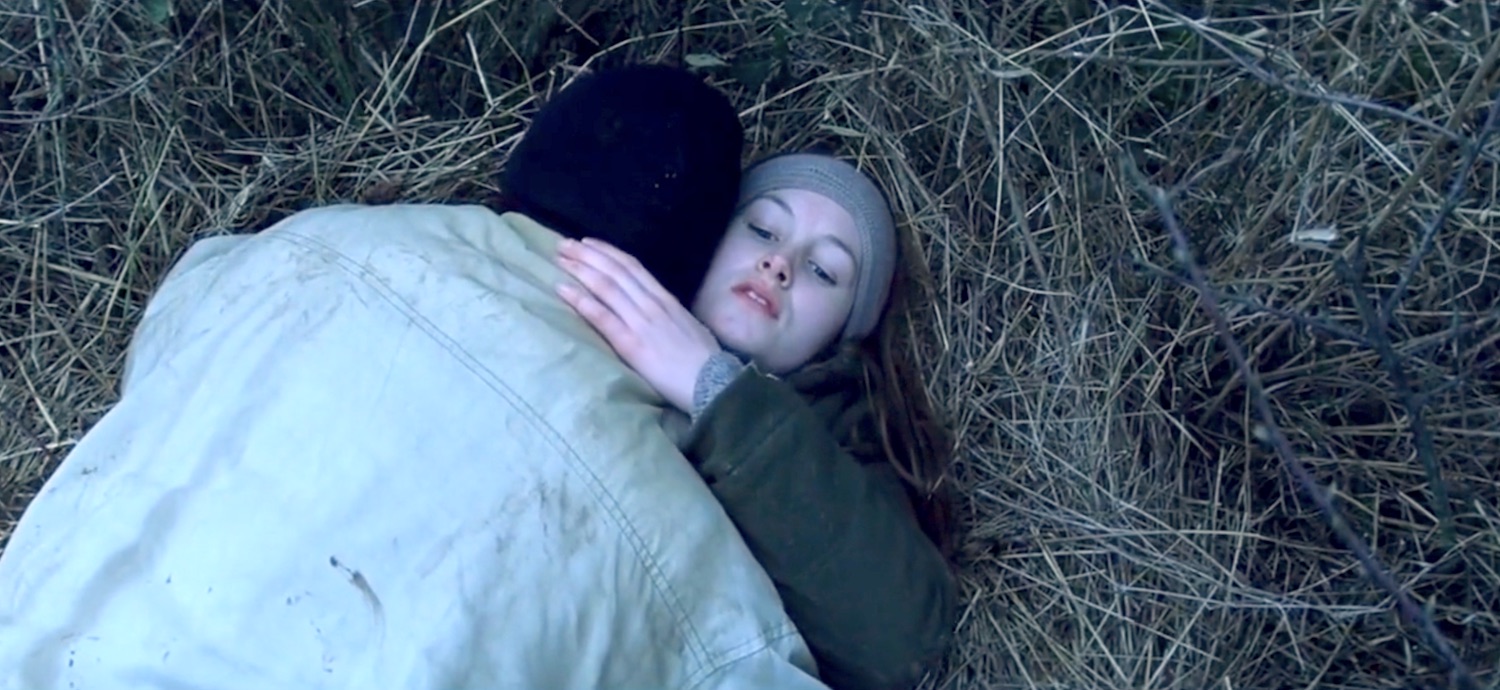 Barbe incarnée par Adélaïde Leroux se fait pénétrer sans passion par un homme qui vient d'être mobilisé pour partir en guerre dans le film Flandres en 2006