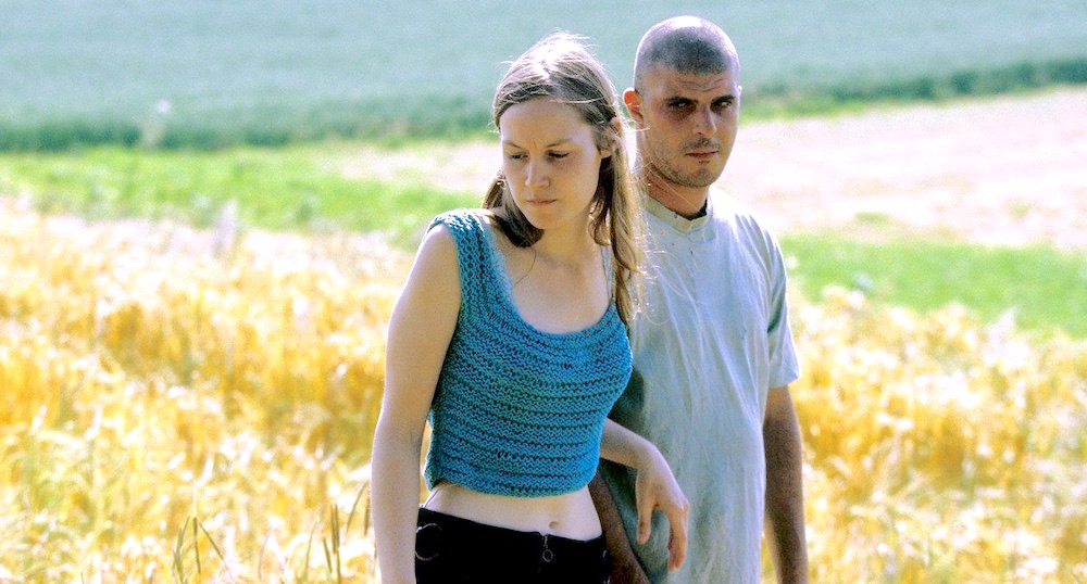 Adélaïde Leroux incarne Barbe en partageant son affection entre plusieurs hommes dans le film Flandres en 2006