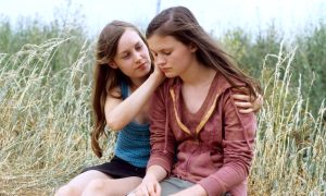 Adélaïde Leroux et Inge Decaesteker incarnent Barbe et sa meilleure amie France dans le film Flandres en 2006