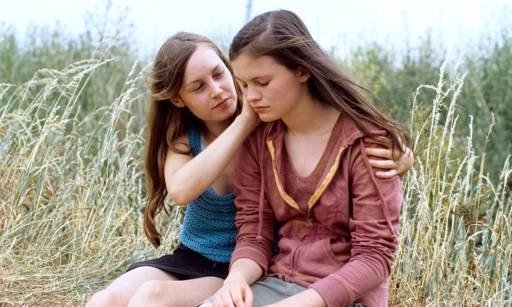 Adélaïde Leroux et Inge Decaesteker incarnent Barbe et sa meilleure amie France dans le film Flandres en 2006