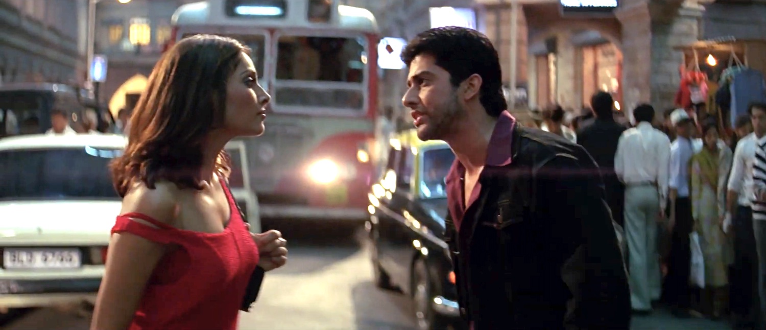 L'explication romantique dramatique de Bipasha Basu au milieu de la rue est une des plus belles scènes du film Footpath en 2023 tant la tension amoureuse d'une liaison impossible atteint son paroxysme