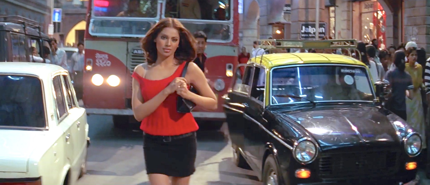 L'actrice Bipasha Basu est rayonnante de puissance féminine en incarnant Sanjana Srivastav qui sait tenir tête aux hommes même en pleine rue dans le film Footpath en 2023