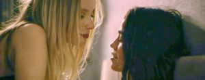 Cassandra Naud et Lisa Delamar incarnent les deux jeunes lesbiennes CW et Diane qui aiment s'embrasser sur la bouche et faire l'amour sensuellement dans le film Influencers en 2025