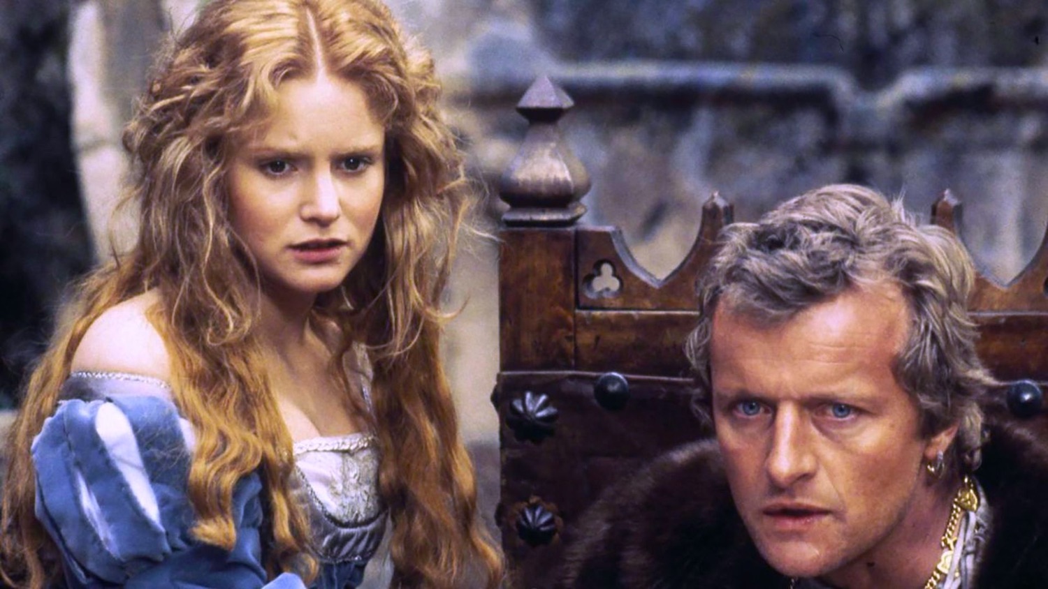 Jennifer Jason Leigh qui incarne Agnès et Rutger Hauer qui incarne Martin dans le film historique et dramatique La Chair et le Sang en 1985