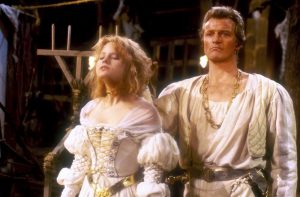 Martin incarné par Rutger Hauer tient en laisse sa captive soumise Agnès jouée par Jennifer Jason Leigh dans le film La Chair et le Sang en 1985