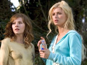 Elisha Cuthbert à 21 ans et Paris Hilton à 23 ans incarnent deux étudiantes particulièrement désinhibées dans le film La Maison de cire en 2005