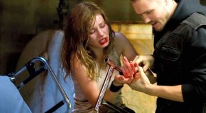 Elisha Cuthbert a été menottée et cruellement suppliciée par un sadique durant sa séquestration à l'intérieur d'une cave dans le film La Maison de cire en 2005