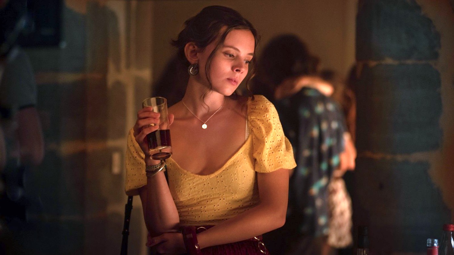 Louisiane Gouverneur interprète le rôle d'une jeune femme en quête d'appropriation de son corps et de ses désirs dans le film Clèves en 2021
