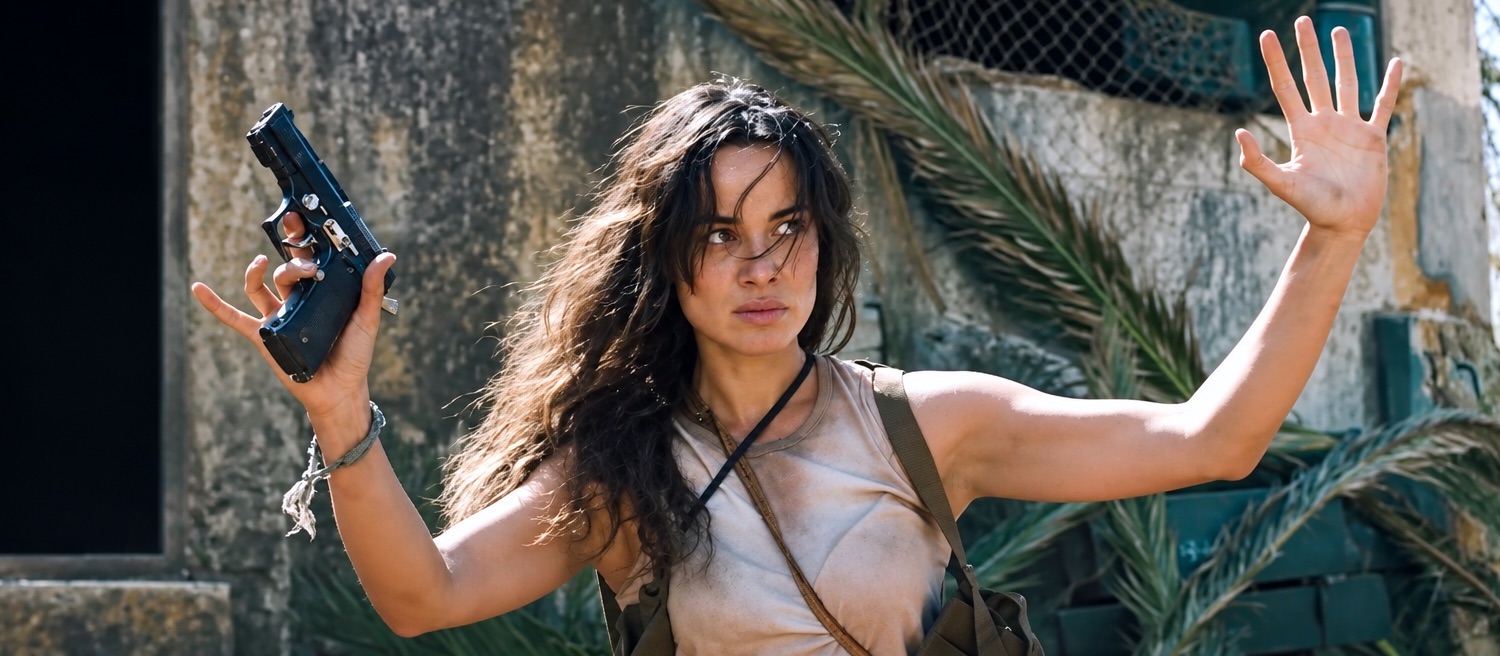 Nadia interprétée par Bérénice Marlohe est capturée par des miliciens qui vont enchaîner la jeune femme à une carcasse de voiture afin de faire d'elle un appât vivant pour attirer les extraterrestres dans le film Revolt en 2017