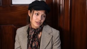 Angelina Jolie est une jeune révolutionnaire qui symbolise la résistance armée et la ferveur idéologique des citoyens opprimés par leur gouvernement dans le film The Fever en 2004