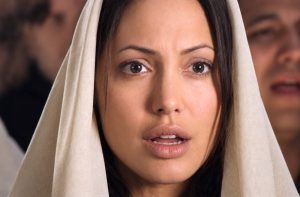Angelina Jolie interprète une jeune femme à double facette qui a le courage de révéler à une inconnue les atrocités commises par son gouvernement et son engagement dans la Résistance lors d'une scène culte du film The Fever en 2004 où l'actrice pleure réellement