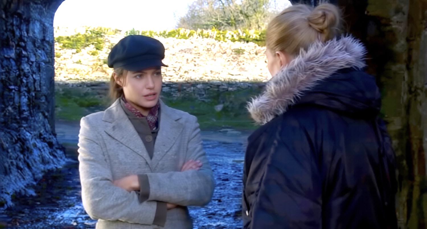 Angelina Jolie incarne une jeune femme révolutionnaire qui emmène son interlocutrice sur le lieu du calvaire enduré par les prisonnières d'un État totalitaire européen dans le film The Fever en 2004