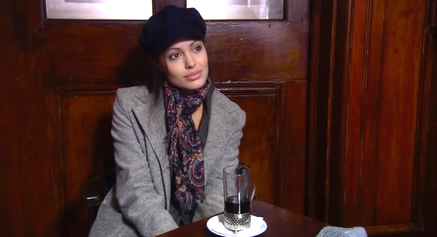 Une jeune femme révolutionnaire interprétée par Angelina Jolie révèle à son interlocutrice les exactions commises par son gouvernement totalitaire dans le film The Fever en 2004