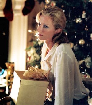 L'actrice britannique Joely Richardson incarne le rôle de la femme à 30 ans qui mène une vie de privilégiée dans le film The Fever en 2004